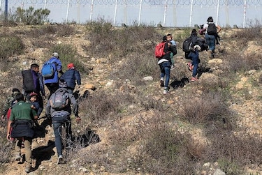 Tras 'impasse', Estados Unidos permite a seis hondureños pedir asilo