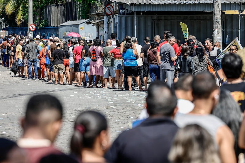 Lula y Flávio Bolsonaro votan en una jornada electoral pacífica y sin incidentes
