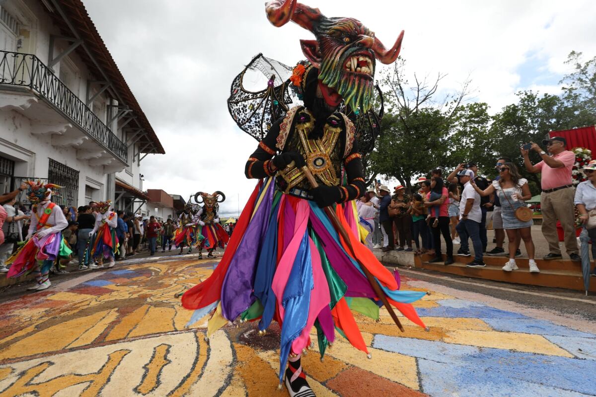 El Corpus Christi llena de colores las calles de La Villa de Los Santos ...