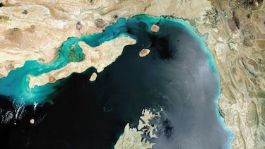 Irán cierra el estrecho de Ormuz: cuál es su importancia estratégica y qué consecuencias tiene ya su clausura