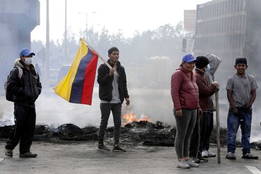 Indígenas de Ecuador desafían estado de excepción con bloqueos de rutas
