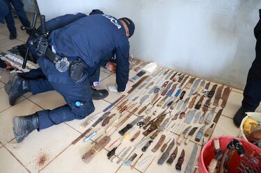 En diez requisas a cárceles decomisan 16 armas, 300 municiones, 580 celulares, dinero y gallos de pelea