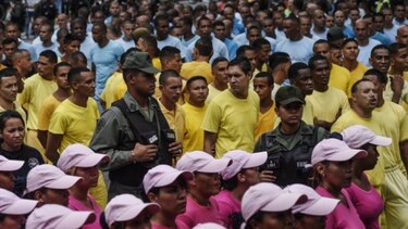 Gobierno venezolano saca presos a la calle a protestar contra revocatorio