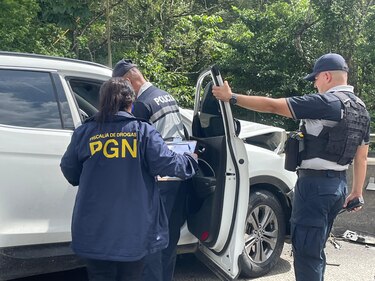Hallan paquetes con droga en carro involucrado en triple colisión en el Corredor Norte