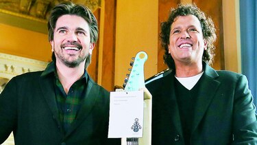 Subastan guitarras para una fundación