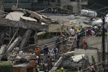 La angustiante búsqueda de niños bajo los escombros de su escuela en México