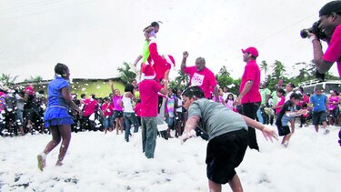 Niños celebran la Navidad con espuma