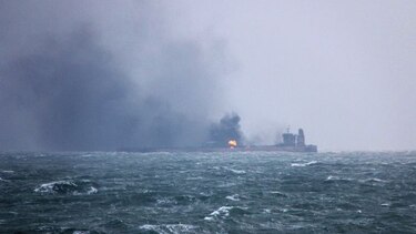 China intenta evitar una marea negra del petrolero de bandera panameña en llamas