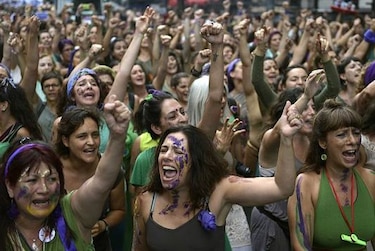 Latinoamericanas se manifiestan contra desigualdad de género