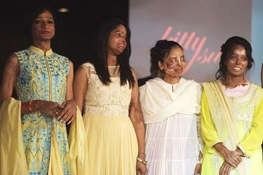 India:  víctimas de ataques con ácido desfilan en pasarela de moda
