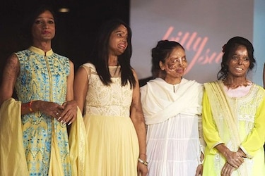 India: víctimas de ataques con ácido desfilan en pasarela de moda