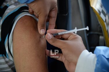 Ministro Sucre anuncia que aplicarán tercera dosis a pacientes con VIH