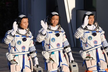 Despega cohete chino que lleva primera tripulación a nueva estación espacial