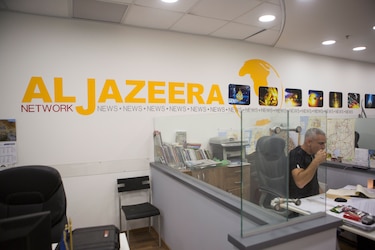 El Parlamento israelí prohíbe la retransmisión del canal catarí Al Jazeera en Israel