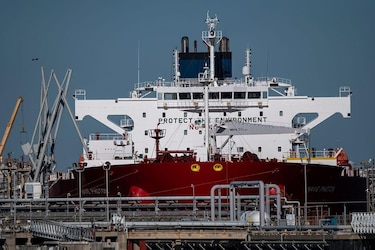 Qué se sabe sobre cómo Estados Unidos vende el petróleo de Venezuela y le envía el dinero al gobierno de Delcy Rodríguez