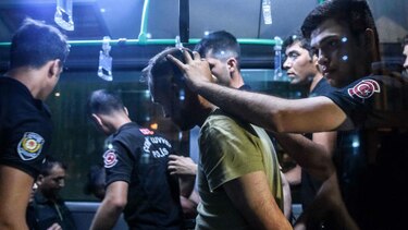 Turquía detiene a miles de soldados, jueces y fiscales tras el golpe fallido