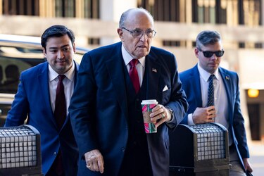 Condenan a Rudy Giuliani con 148 millones de dólares por difamar a dos trabajadoras electorales