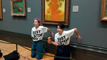 Just Stop Oil vuelve a tirar sopa a obras de Van Gogh tras ser encarceladas dos activistas