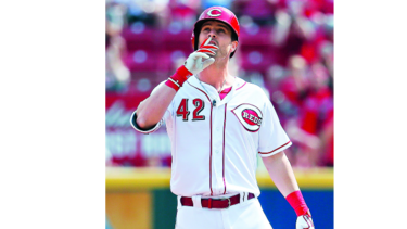 Rojos pierden a otro abridor, pero ganan
