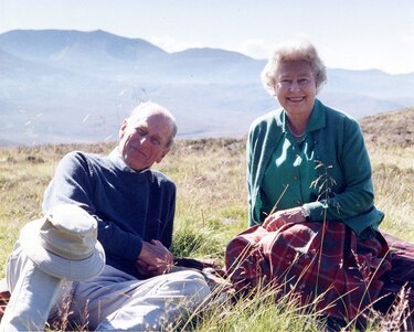 La reina Isabel II entierra a su esposo el príncipe Felipe, compañero por 73 años