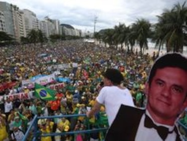Miles de brasileños protestan contra la corrupción