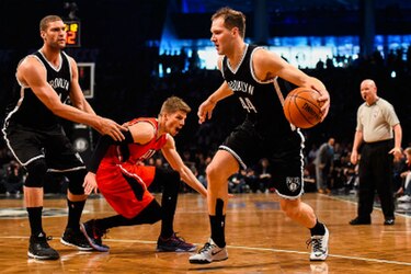 López carga con los Nets para frenar a Hawks