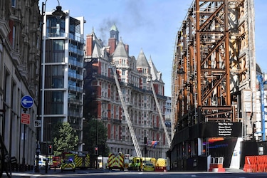 Combaten incendio en un hotel de lujo en centro de Londres