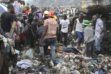 Al menos 17 muertos al colapsar montaña de basura en Mozambique