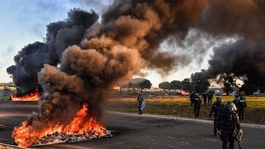 En Francia los chalecos amarillos bloquean las rotondas