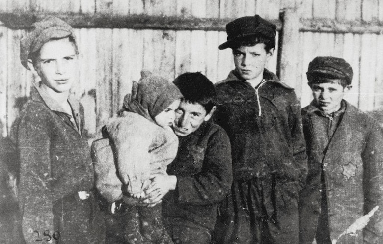 El niño que pasó 2 años escondido en un bosque para escapar de los nazis