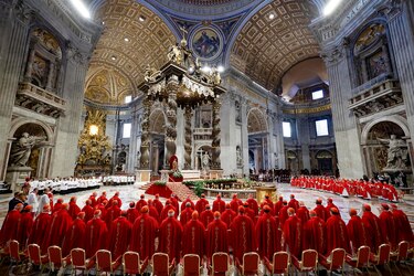 Los cardenales se reunirán dos veces el lunes antes del cónclave