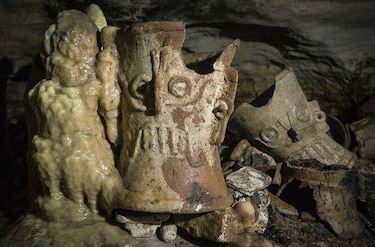 Hallan cueva con 200 recipientes en ruinas mayas de Chichén Itzá