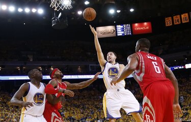 Warriors parten por delante