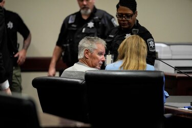 Un juez de Estados Unidos acusa a padre e hijo de cargos criminales por tiroteo escolar en Georgia