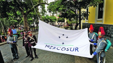 Venezuela iza bandera del Mercosur para asumir presidencia pese a rechazo de socios