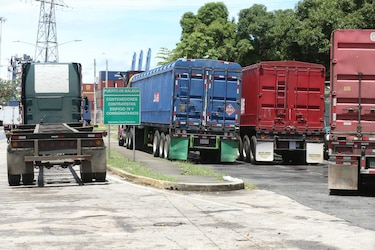 Panamá endurece controles al transporte de carga y prohíbe la importación de camiones con más de 15 años
