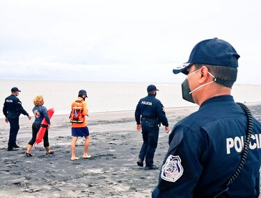 Verifican que comerciantes y visitantes cumplan con las normas de bioseguridad en las playas 
