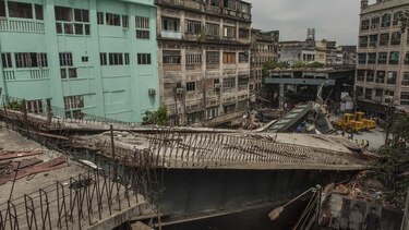 India considera cargos de asesinato por colapso de paso elevado