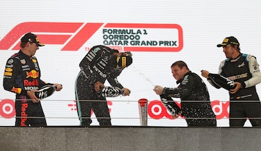 Hamilton gana en Catar y presiona a Verstappen 