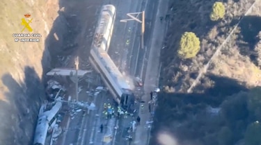 Cómo ocurrió el accidente y otras 4 preguntas clave sobre el fatal descarrilamiento y choque de trenes en España