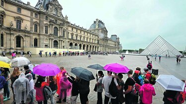Baja asistencia al Museo del Louvre