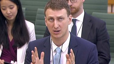 Científico en centro de escándalo Facebook compareció ante Parlamento británico