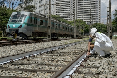 Pintan ferrovías de blanco para evitar accidentes por calor en Sao Paulo