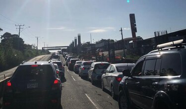 Obreros cierran distintas vías en rechazo a las actividades mineras en el país