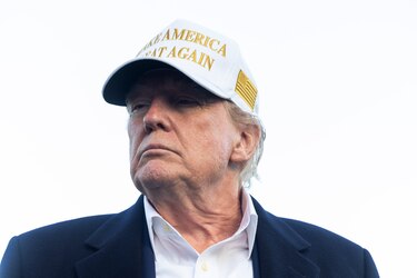 Juez prohíbe a Trump usar la Ley de Enemigos Extranjeros para deportar migrantes