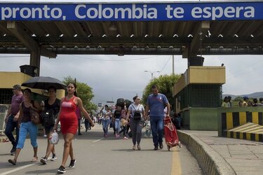 Opositores alistan marcha para exigir entrada de ayuda humanitaria a Venezuela