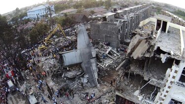 Indonesia: Avión militar cae en ciudad de Medan