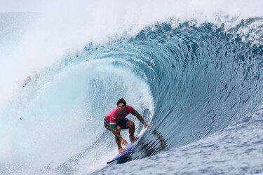 París 2024: La historia detrás de la viral foto del surfista de ‘parado’ en el aire