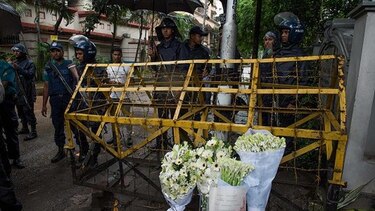 Bangladesh busca pistas de ataque, niega implicación de EI