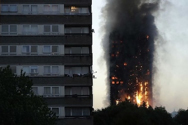 Suben a 79 los muertos y desaparecidos por fuego de edificio en Londres